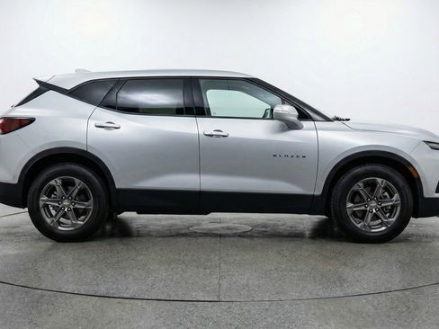 Used 2025 Chevrolet Blazer LT FWD image 11