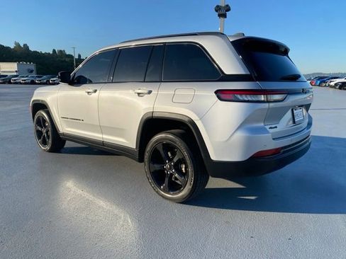 Used 2023 Jeep Grand Cherokee Altitude AWD/4WD image 6