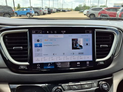 Used 2024 Chrysler Pacifica Touring-L FWD image 19
