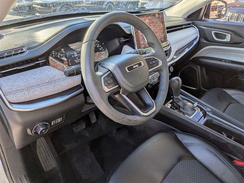 Used 2022 Jeep Compass Latitude image 12