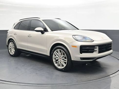 Used 2025 Porsche Cayenne AWD/4WD image 2