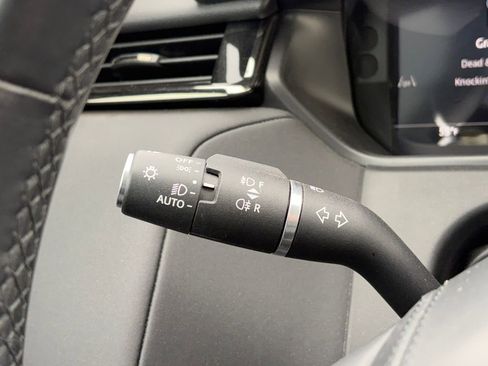 Used 2025 Land Rover Range Rover Velar Dynamic SE image 13