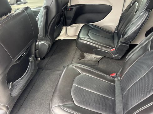 Used 2024 Chrysler Pacifica Touring-L FWD image 23
