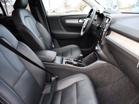 Certified 2025 Volvo XC40 B5 Core image 27