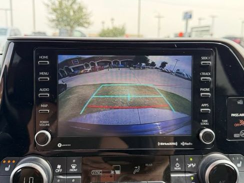 Used 2020 Toyota Highlander XLE AWD/4WD image 19