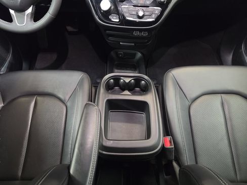 Used 2025 Chrysler Pacifica Select FWD image 16
