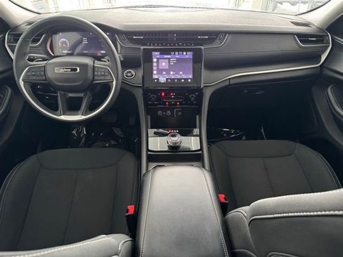 Used 2023 Jeep Grand Cherokee Laredo image 7