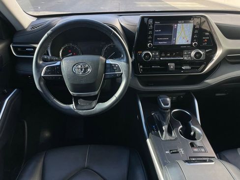 Used 2022 Toyota Highlander XLE image 11