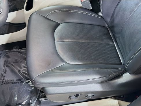 Used 2024 Chrysler Pacifica Touring-L FWD image 19