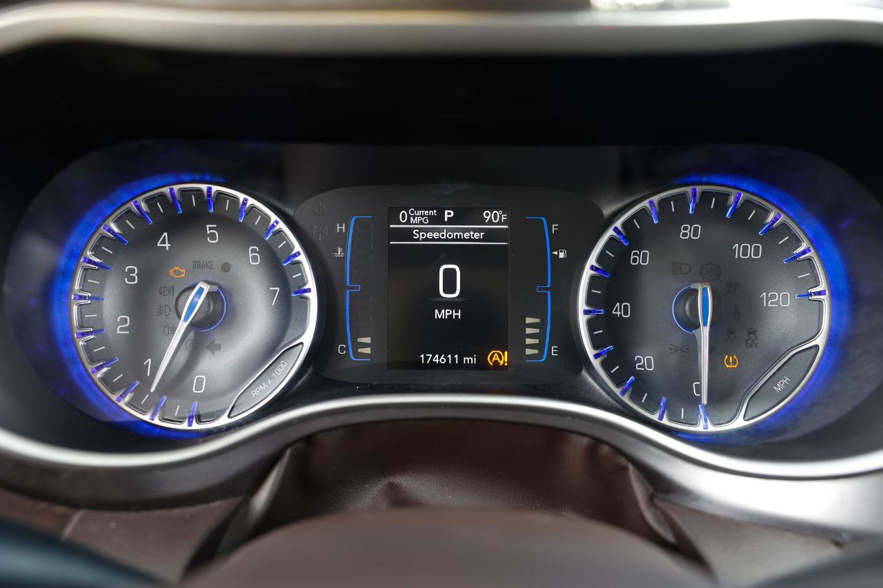 Used 2018 Chrysler Pacifica Touring-L FWD image 29