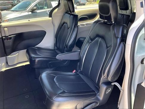 Used 2023 Chrysler Pacifica Touring-L FWD image 25