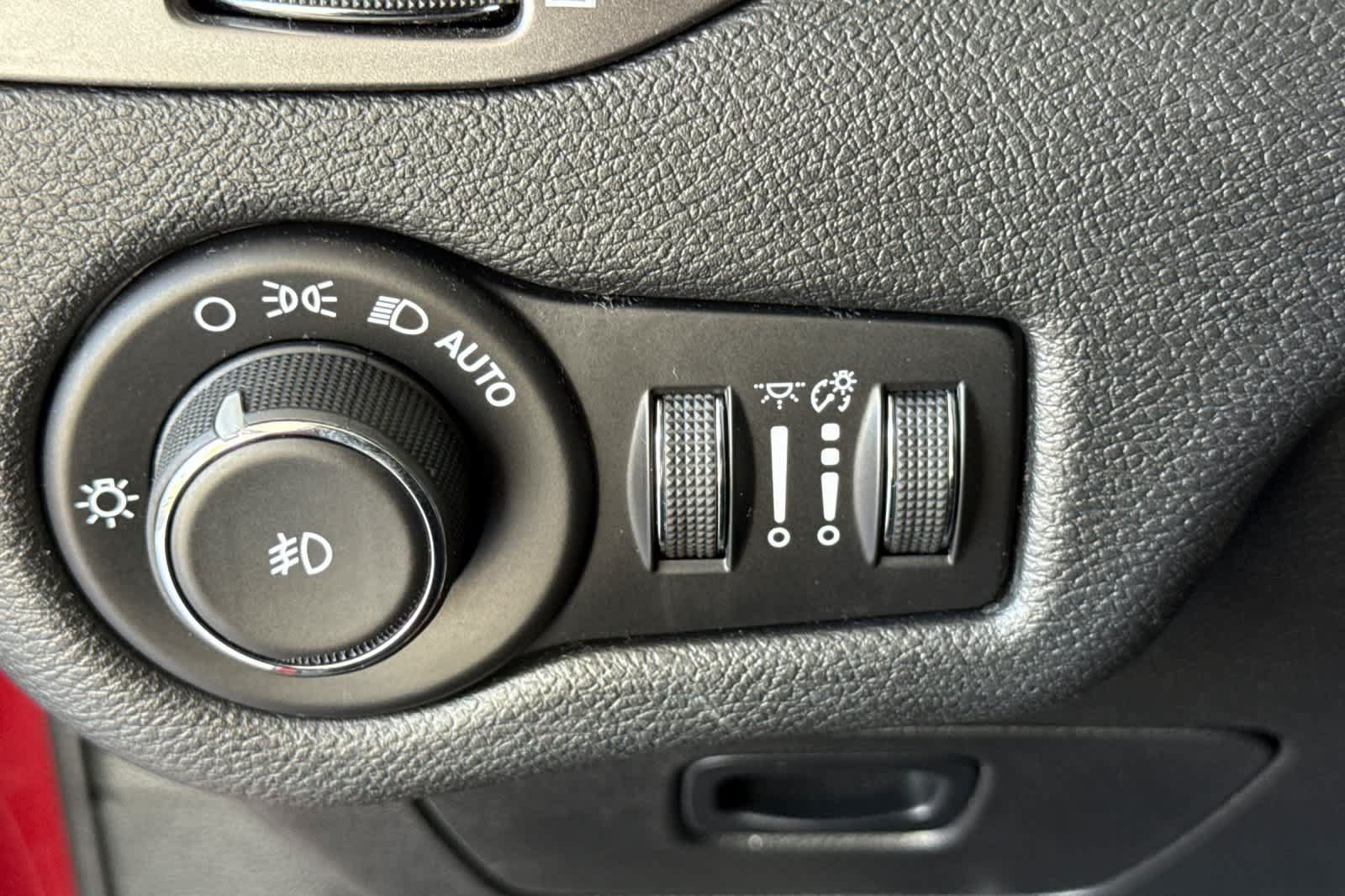 Used 2019 Jeep Cherokee Latitude Plus w/ Cold Weather Group AWD/4WD image 30