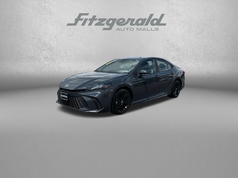 Used 2025 Toyota Camry SE FWD image 3