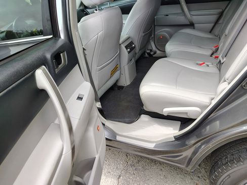 Used 2011 Toyota Highlander SE w/ Tow Pkg AWD/4WD image 14