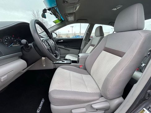 Used 2014 Toyota Camry L image 11