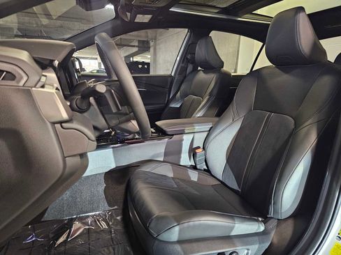 Used 2025 Toyota Camry XSE w/ Premium Plus Package image 27