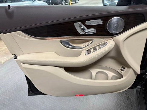 Used 2017 Mercedes-Benz GLC 300 4MATIC image 8