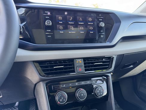 Used 2023 Volkswagen Taos SE w/ Panoramic Sunroof Package FWD image 22