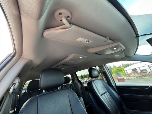 Used 2016 Chrysler Town & Country Touring FWD image 27