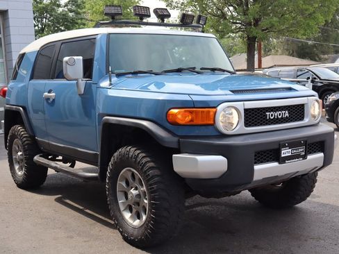 Used 2011 Toyota FJ Cruiser 4WD w/ Upgrade Pkg image 6