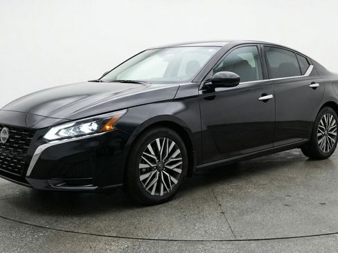 Used 2025 Nissan Altima 2.5 SV FWD image 3