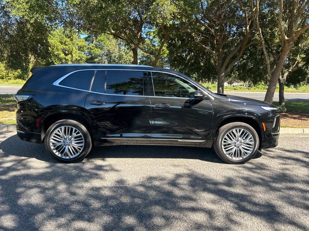 Used 2027 Buick Enclave Avenir w/ LPO, Illumination Package FWD image 5