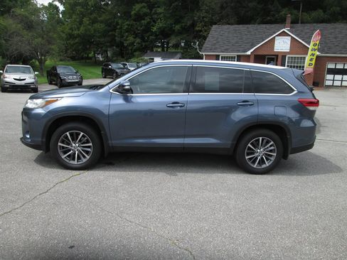 Used 2019 Toyota Highlander XLE AWD/4WD image 4