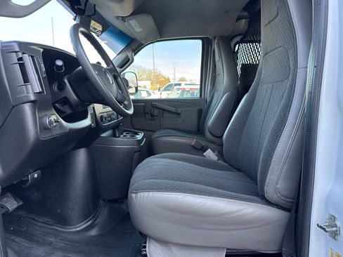 Used 2022 GMC Savana 2500 image 16