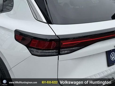 Certified 2025 Volkswagen Tiguan SE image 9