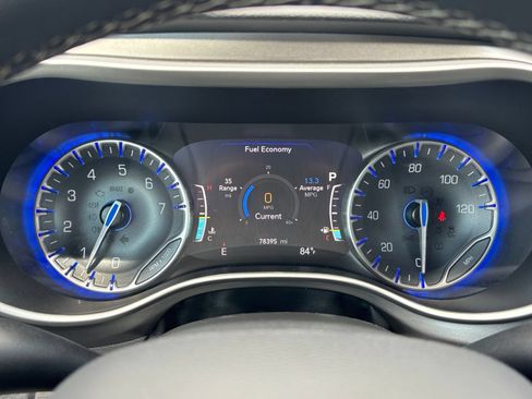 Used 2023 Chrysler Pacifica Touring-L FWD image 19
