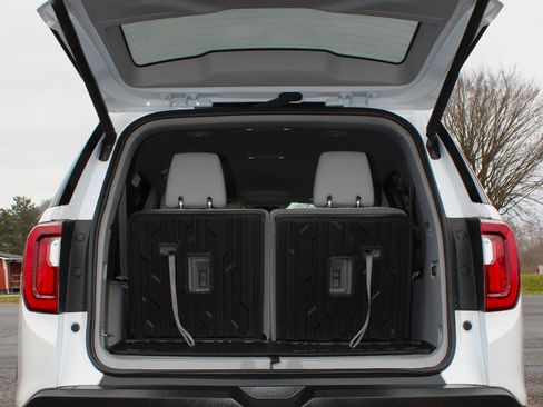 Used 2023 GMC Acadia SLT w/ Preferred Package image 12