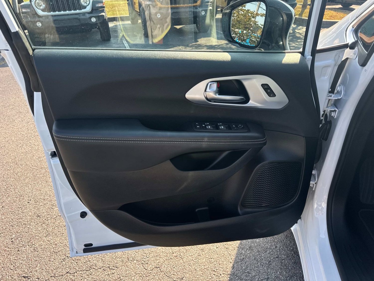 Used 2026 Chrysler Pacifica Limited FWD image 30