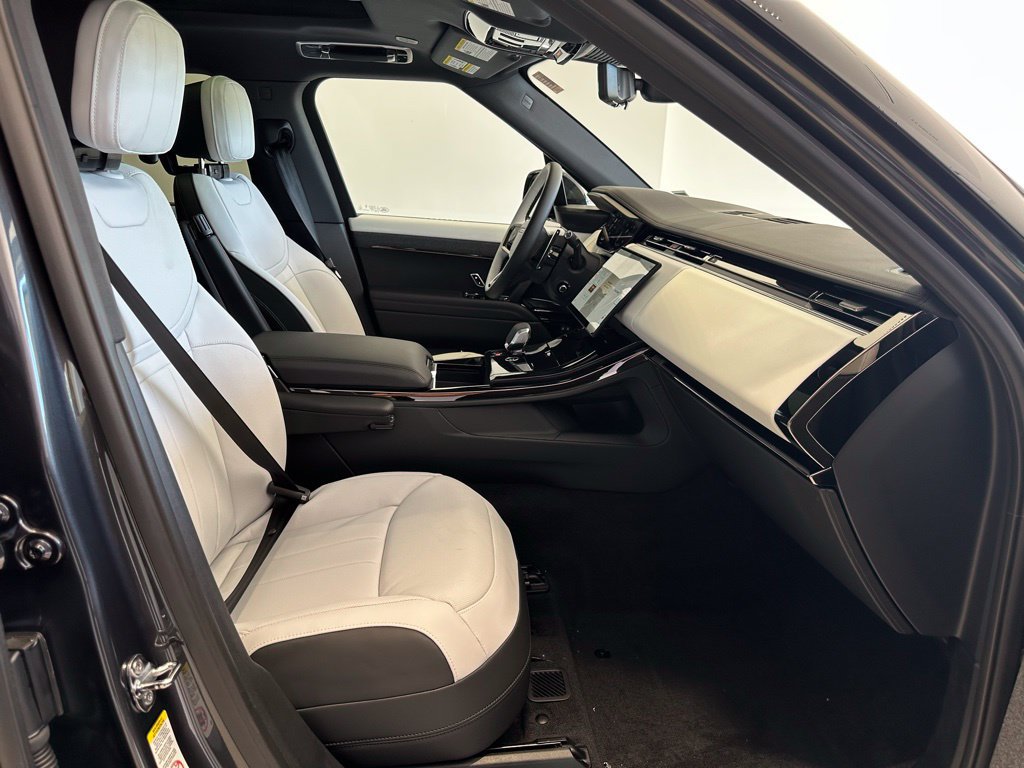 New 2025 Land Rover Range Rover Sport Dynamic SE AWD/4WD image 18