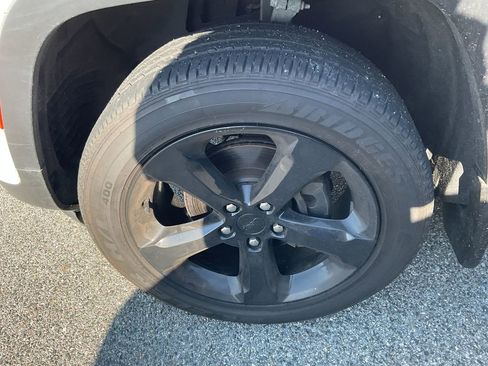 Used 2023 Jeep Grand Cherokee Altitude image 5