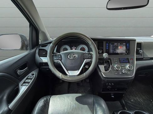 Used 2017 Toyota Sienna SE Premium FWD image 11