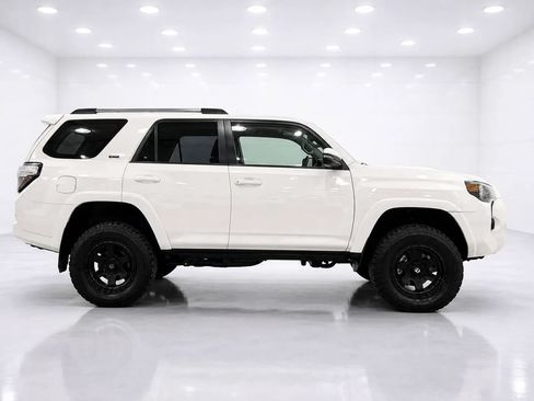 Used 2019 Toyota 4Runner SR5 AWD/4WD image 6