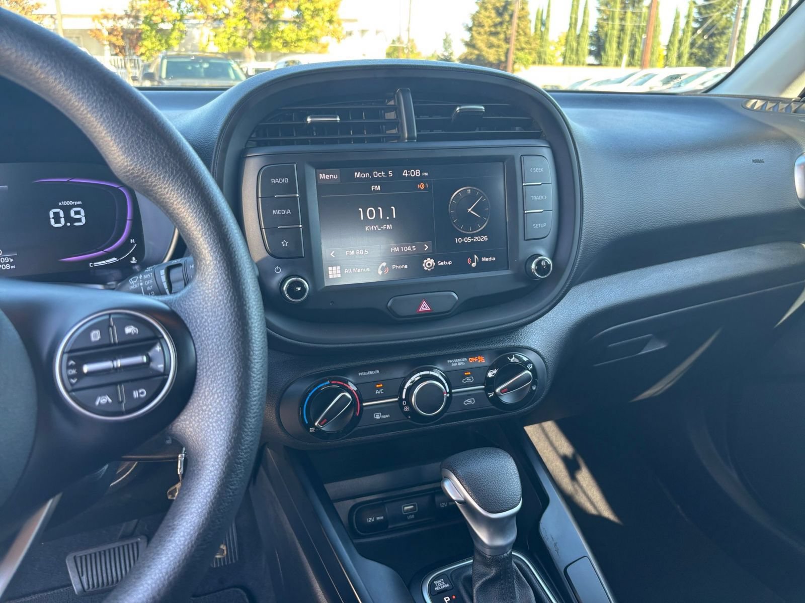 Used 2025 Kia Soul LX w/ LX Technology Package FWD image 16