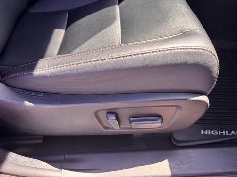 Used 2019 Toyota Highlander XLE AWD/4WD image 36