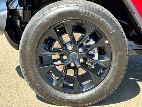 Used 2025 Jeep Wrangler Unlimited Sahara AWD/4WD image 36