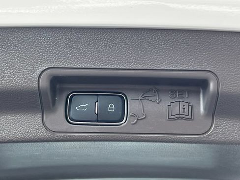 Used 2023 Ford Explorer Platinum w/ Equipment Group 601A AWD/4WD image 39
