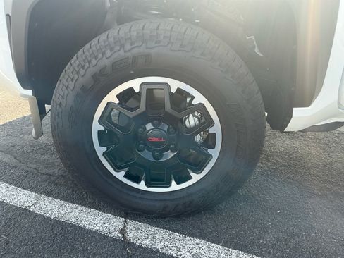Certified 2025 Toyota Tacoma TRD Off-Road AWD/4WD image 24