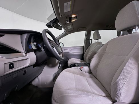 Used 2018 Toyota Sienna LE FWD image 13