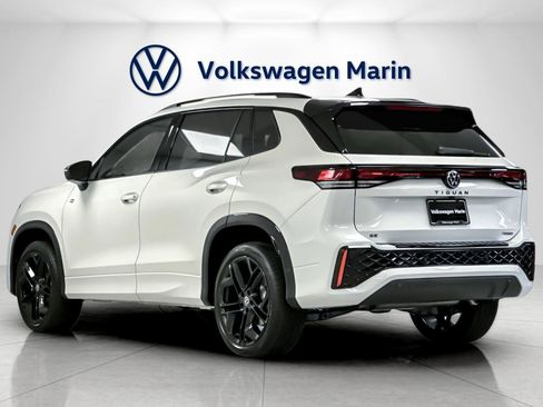 New 2026 Volkswagen Tiguan SE R-Line image 3