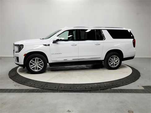 Used 2022 GMC Yukon XL SLT image 4
