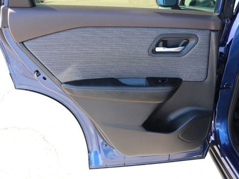 Used 2023 Nissan Rogue SV image 12