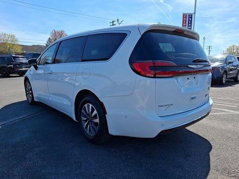 Used 2023 Chrysler Pacifica Touring-L image 4