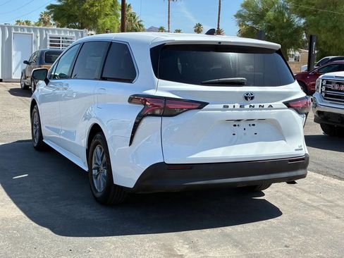 Used 2022 Toyota Sienna LE FWD image 4
