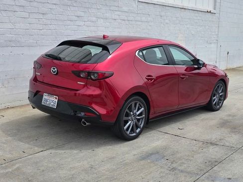 Used 2019 MAZDA MAZDA3 Hatchback w/ Preferred Package FWD image 4