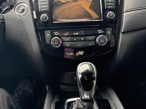 Certified 2019 Nissan Rogue SV image 10
