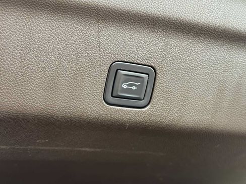 Used 2022 Chevrolet Tahoe Z71 w/ Luxury Package AWD/4WD image 13